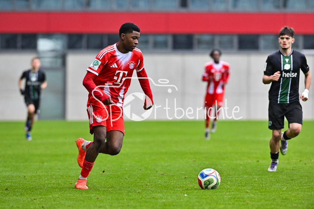 FC Bayern München - Hannover 96 | MUNICH, GERMANY - 15. FEBRUARY: am Ball Allen LAMBE (FC Bayern München U19 8) / Einzelfoto / Freisteller während dem Spiel zwischen der U19 des FC Bayern München und der U19 von Hannover 96 am 2. Spieltag der Hauptrunde der U19-DFB-Nachwuchsliga am FC Bayern Campus