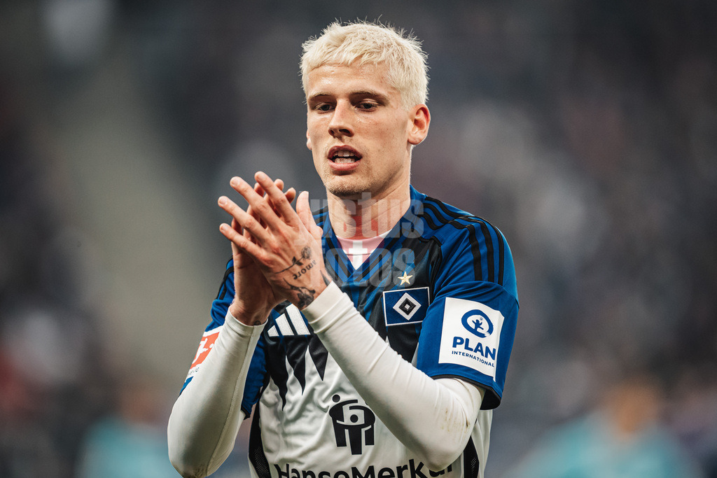 Fußball | Männer | Saison 2025/2026 | 1. Fußball-Bundesliga | 31. Spieltag | Hamburger SV vs. TSG Hoffenheim | 25.04.2026 | Albert Gronbaek (#23, HSV) applaudiert den Fans