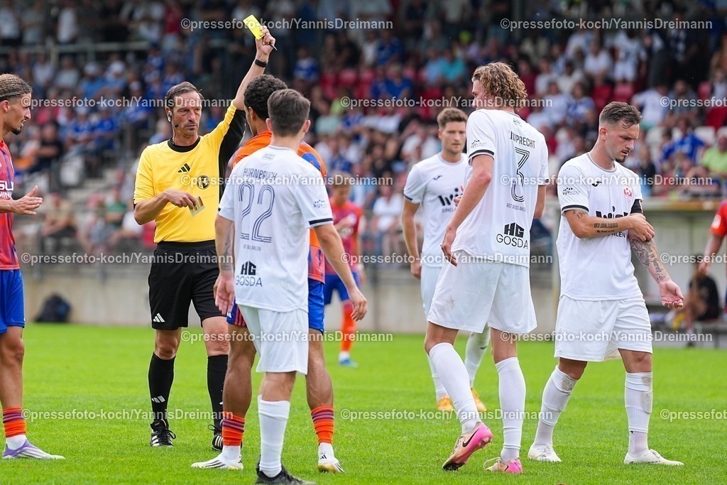 xYDR20072501090 | 20.07.2025, xydrx, Fußball, Rot Weiss Ahlen - FC Schalke 04, Testspiel, Wersestadion: Hendrik Rottkord (Schiedsrichter) zeigt Dominik Limprecht (Rot Weiss Ahlen #3) die gelbe Karte