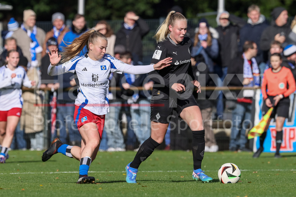 Fussball, 2. Frauen-Bundesliga, Hamburger SV - Borussia Mönchengladbach | v.li.: Svea Stoldt (Hamburger SV, 8) und Kyra van Leeuwe (Borussia Mönchengladbach, 14) im Zweikampf, Duell, Dynamik, Aktion, Action, Spielszene, DIE DFB-RICHTLINIEN UNTERSAGEN JEGLICHE NUTZUNG VON FOTOS ALS SEQUENZBILDER UND/ODER VIDEOÄHNLICHE FOTOSTRECKEN. DFB REGULATIONS PROHIBIT ANY USE OF PHOTOGRAPHS AS IMAGE SEQUENCES AND/OR QUASI-VIDEO.