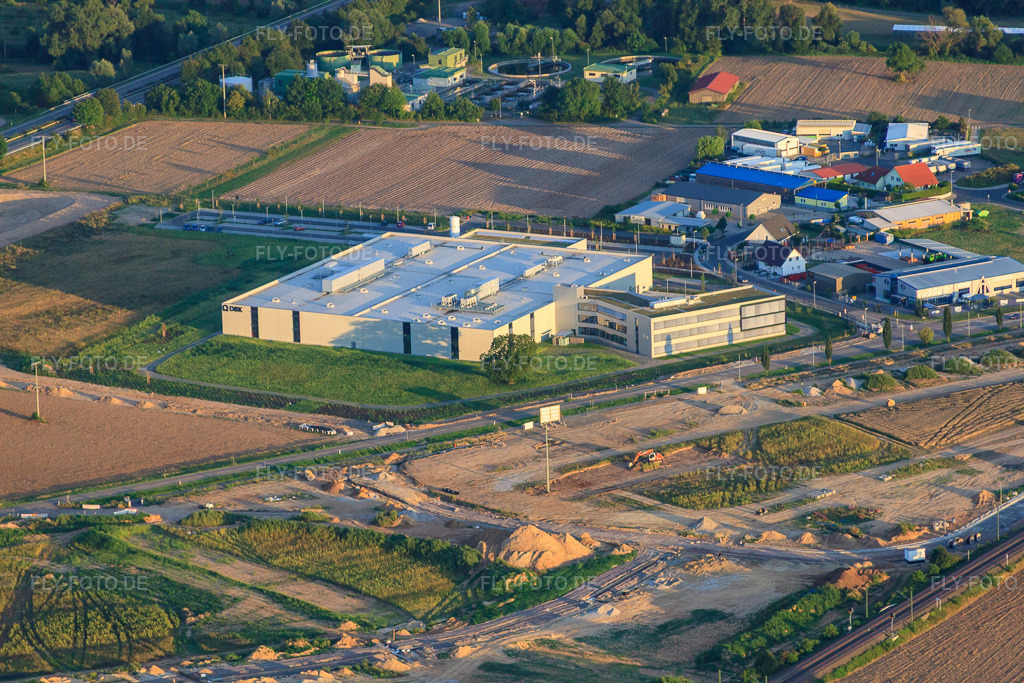 Luftbild: Gewerbegebiet Nordring DBK EMS GmbH & Co. KG und DBK David + Baader GmbH in Rülzheim im Bundesland Rheinland-Pfalz in Deutschland. – Foto: IMG_51612.jpg vom 08.08.2012 durch Werner Riehm/FLY-FOTO.de – Auflösung des Originals: 4752 x 3168 px – DBK Group - Your Partner for Heating & Cooling