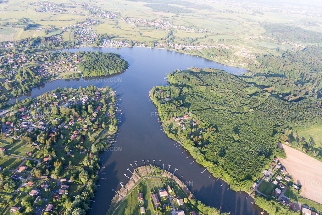 Aerial view: Étang des Marais in Hilsprich in the state Moselle, France. – Photo: IMG_107378.jpg taken on 05/19/2018 by Werner Riehm/FLY-FOTO.com – Resolution of the original: 5472 x 3648 px