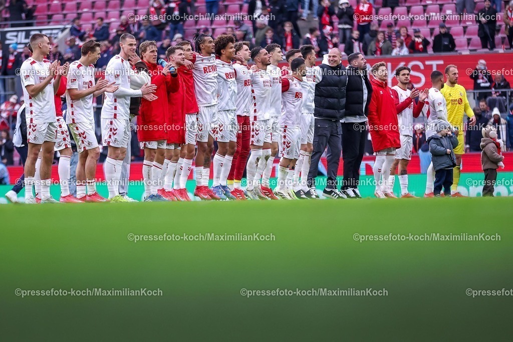 1FC25012501085 | 25.01.2025, Fußball, 1. FC Köln - SV 07 Elversberg, 2.. Fußball Bundesliga, 19. Spieltag, RheinEnergie-STADION, Saison 2024 2025: Abschlussjubel nach dem 1:0 Sieg. Die Mannschaft steht jubelnd auf dem Spielfeld und freut sich Arm in ArmDFB regulations prohibit any use of photographs as image sequences and or quasi-video.