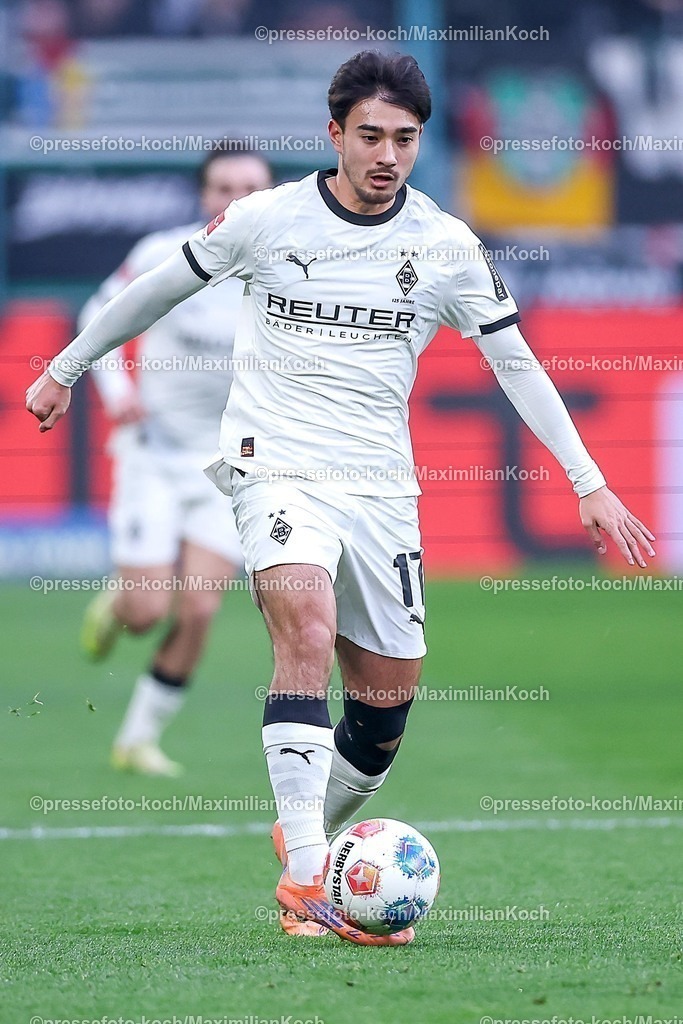 BMG13122502004 | 13.12.2025, Fußball, Borussia Mönchengladbach - VfL Wolfsburg, 1. Fußball Bundesliga, 14.Spieltag, Borussia-Park, Saison 2025 2026: Jens Castrop&nbsp;(Borussia Mönchengladbach #17)  DFB regulations prohibit any use of photographs as image sequences and or quasi-video.