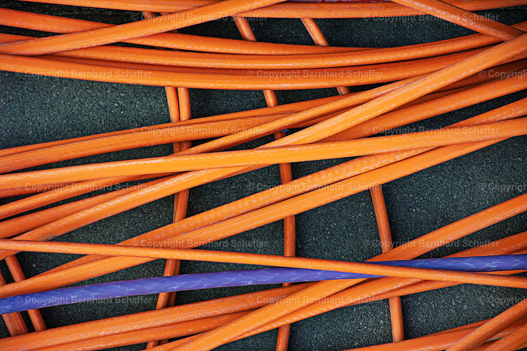 Kabelkreuzungen | Viele farbige Leitungskabel liegen übereinander. - Realisiert mit Pictrs.com