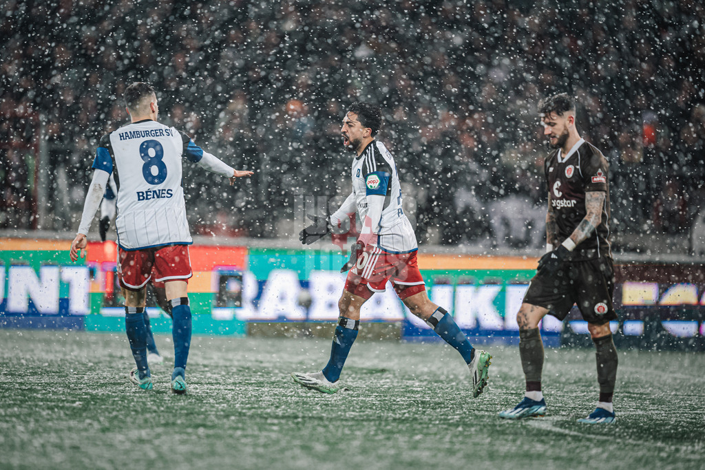 Fußball | Männer | Saison 2023/2024 | 2. Fußball-Bundesliga | 15. Spieltag | FC St. Pauli vs. Hamburger SV | 01.12.2023 | rechts Immanuel Pherai (#10, HSV) beim Jubel nach dem Tor, links Laszlo Benes (#8, HSV)