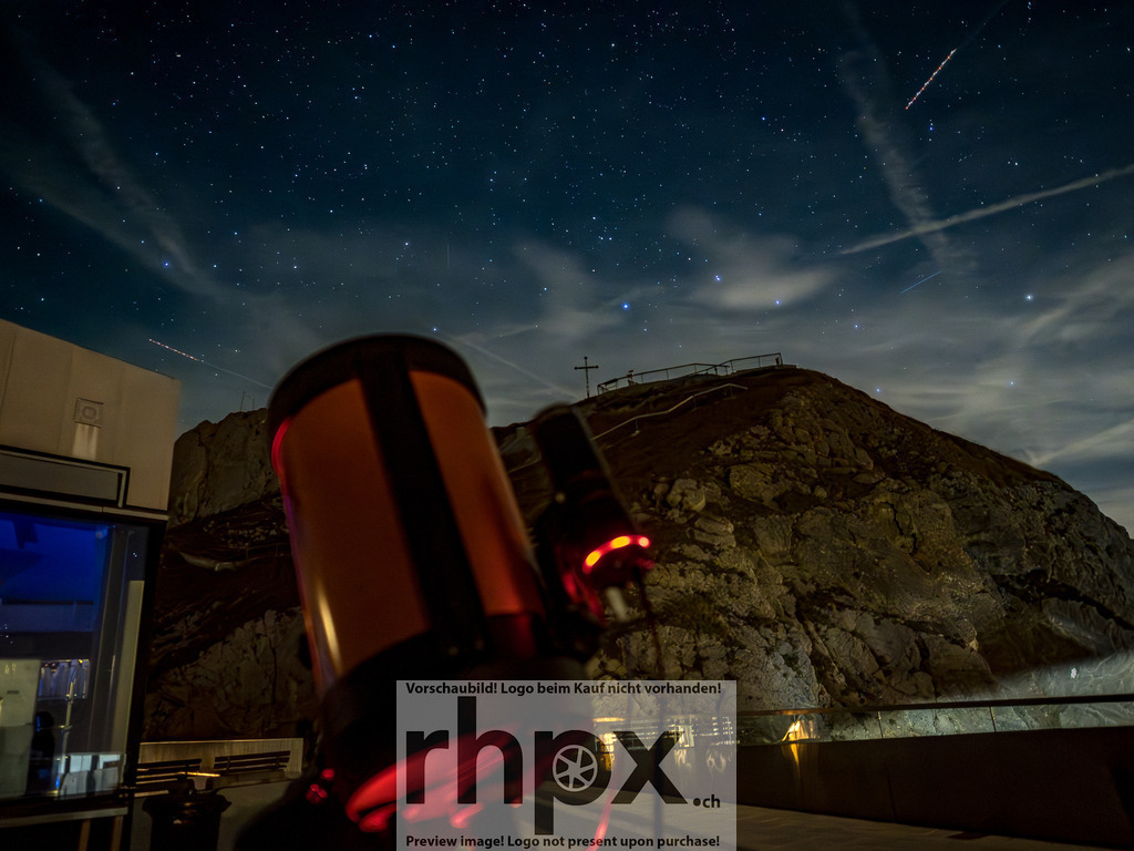Astronomieabend am Pilatus / Astronomy Evening at Pilatus | Kosmos. Licht. Staunen.
Unter dem weiten Sternenzelt auf dem Pilatus versammeln sich Begeisterte, um in die Tiefen des Universums zu blicken. 


Cosmos. Light. Wonder.
Under the vast starry canopy on Mount Pilatus, enthusiasts gather to gaze into the depths of the universe. - Realisiert mit Pictrs.com