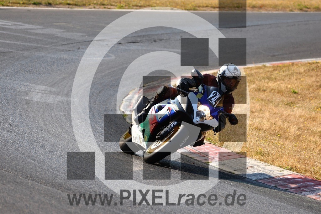 0024-20260803_00403 | Schöne Erinnerungen an spannende Momente - das festzuhalten ist unser Job. PIXELrace.de ist seit 2003 auf den Rennstrecken Europas unterwegs um die Action draußen beim Fahren und die wunderbare Stimmung imm Fahrerlager für euch einzufangen.