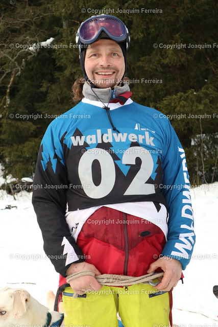 20230204_schli_00015 | Schönwald am 4. Februar 2023, Schlittenhundemarathon, Schlittenhunde-Etappenrennen in im Südschwarzwald (Deutschland). Es umfasst eine Distanz von 41 km aufgeteilt in zwei Etappen von 26 km und 15 km.  Jeder Teilnehmer bewältigt das Rennen mit einem 8-Hunde-Team und Schlitten, v.l., Veranstalter Florian Bachmann - Realisiert mit Pictrs.com