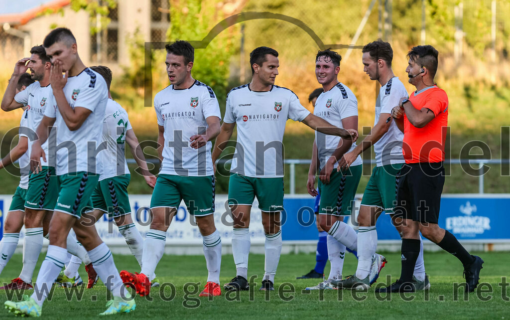 2023-08-01_081_FC_Schwaig_gegen_FC_Deisenhofen | Oberding, Deutschland, 01.08.2023:
Fußball, Toto-Pokal 2023 / 2024, 1. Spieltag, FC Schwaig gegen FC Deisenhofen, Endergebnis: 2:3

Jubel nach dem 1:0 durch Vincent Sommer (FC Schwaig, #10)
Tobias Paulus (FC Schwaig, #7), Vincent Sommer (FC Schwaig, #10), Maximilian Buchauer (FC Schwaig, #27), Schiedsrichter Mustafa Kücük

Foto: Christian Riedel / fotografie-riedel.net
