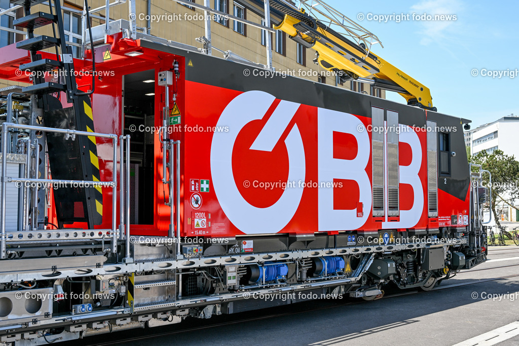 Pressekonferenz OeBB-Infrastruktur AG und Plasser _ Theurer_  guene Instandhaltungsflotte_ 01.06.2023-7 | 01.06.2023, Hafenstrasse, AUT, Pressekonferenz OeBB-Infrastruktur AG und Plasser & Theurer,  Praesentation des ersten Fahrzeugs der neuen gruenen Instandhaltungsflotte, im Bild erstes Fahrzeug der neuen gruenen Instandhaltungsflotte