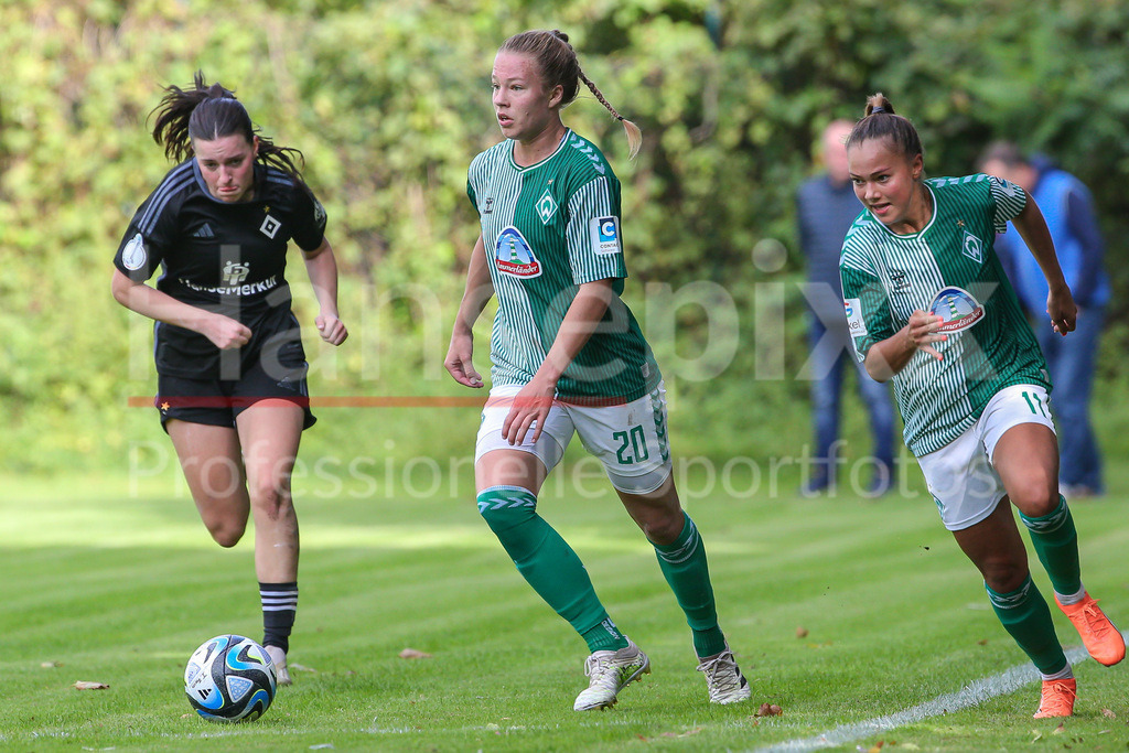 Fussball, Testspiel Frauen, Hamburger SV - SV Werder Bremen | v.li.: Christin Meyer (SV Werder Bremen, 20) am Ball, Einzelbild, Ganzkörper, Aktion, Action, Spielszene