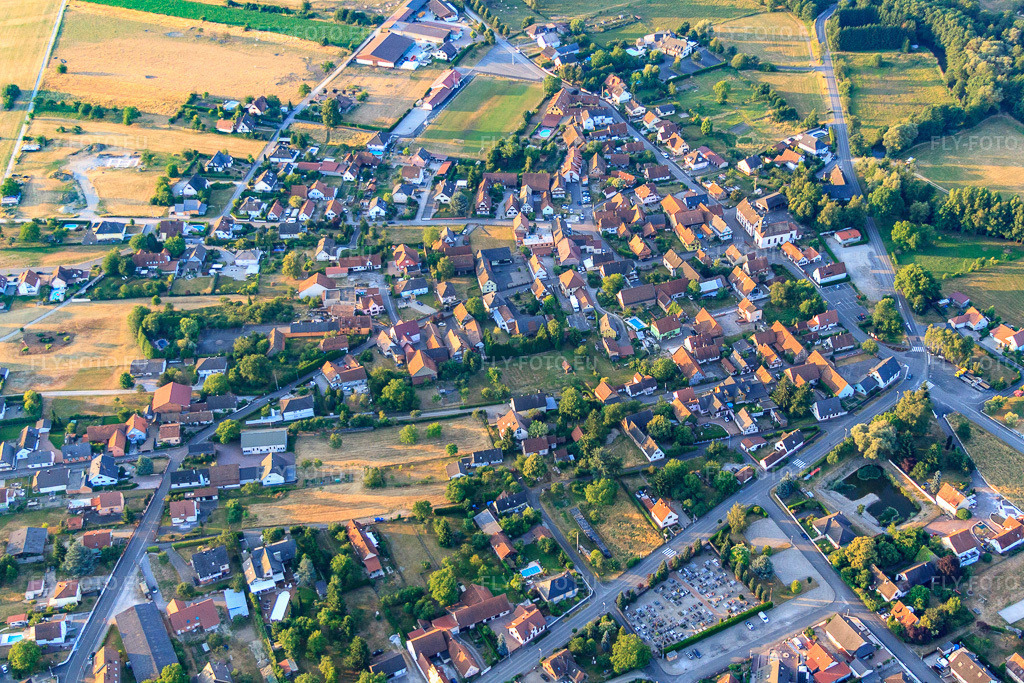Vue aérienne: Vue de la ville depuis le nord à Forstfeld dans le département Bas Rhin, France.Photo: IMG_67996.jpg prise le 19/06/2014 par Werner Riehm/FLY-FOTO.euRésolution de l'original: 4752 x 3168 px