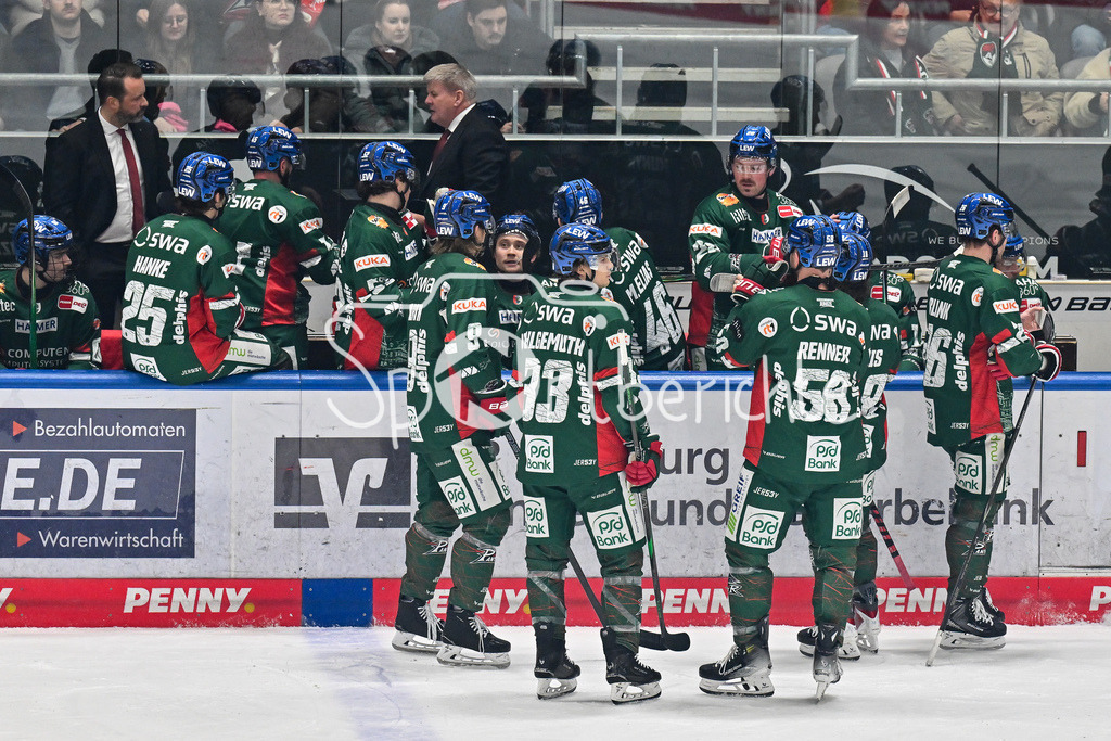Augsburger Panther - Dresdner Eislöwen | AUGSBURG, GERMANY - 04. DECEMBER: im Bild die Bank der Hausherren im Powerbreak während dem Match zwischen den Augsburger Panthern und den Dresdner Eislöwen am 25 Spieltag der PENNY DEL im Curt Frenzel Stadion