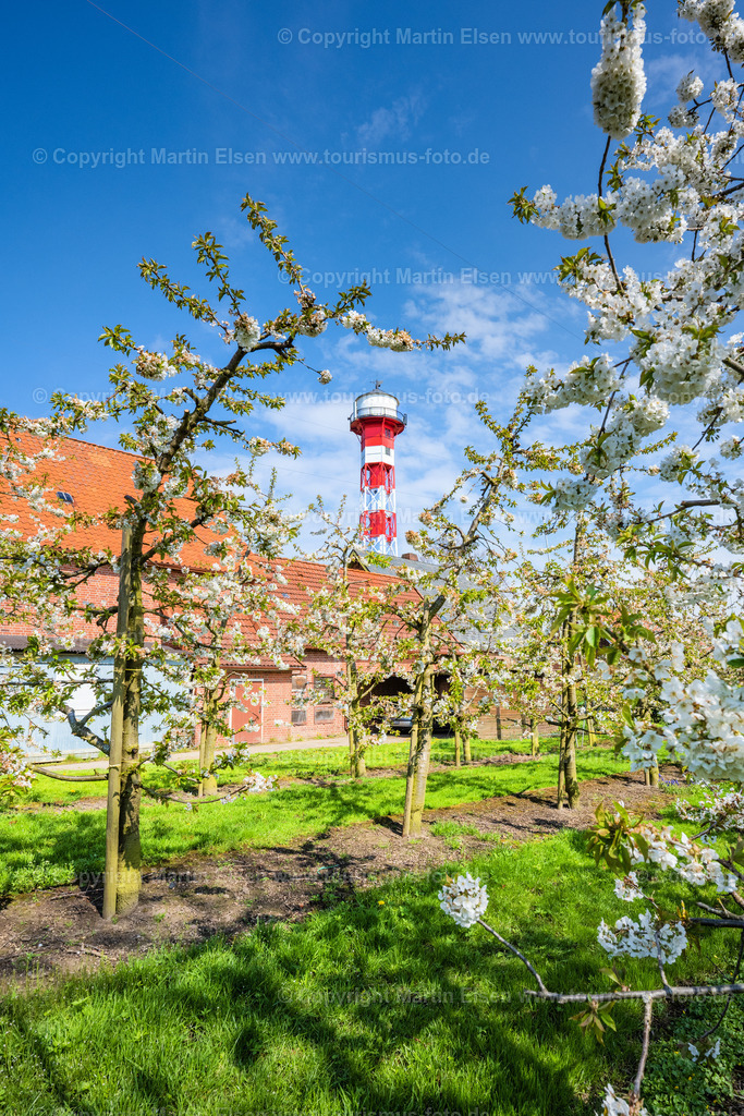 Grünendeich Leuchtturm Kirschblüte_ELS_9798230423 | Fotos aus den Touristenorten aus Norddeutschland. - Realisiert mit Pictrs.com