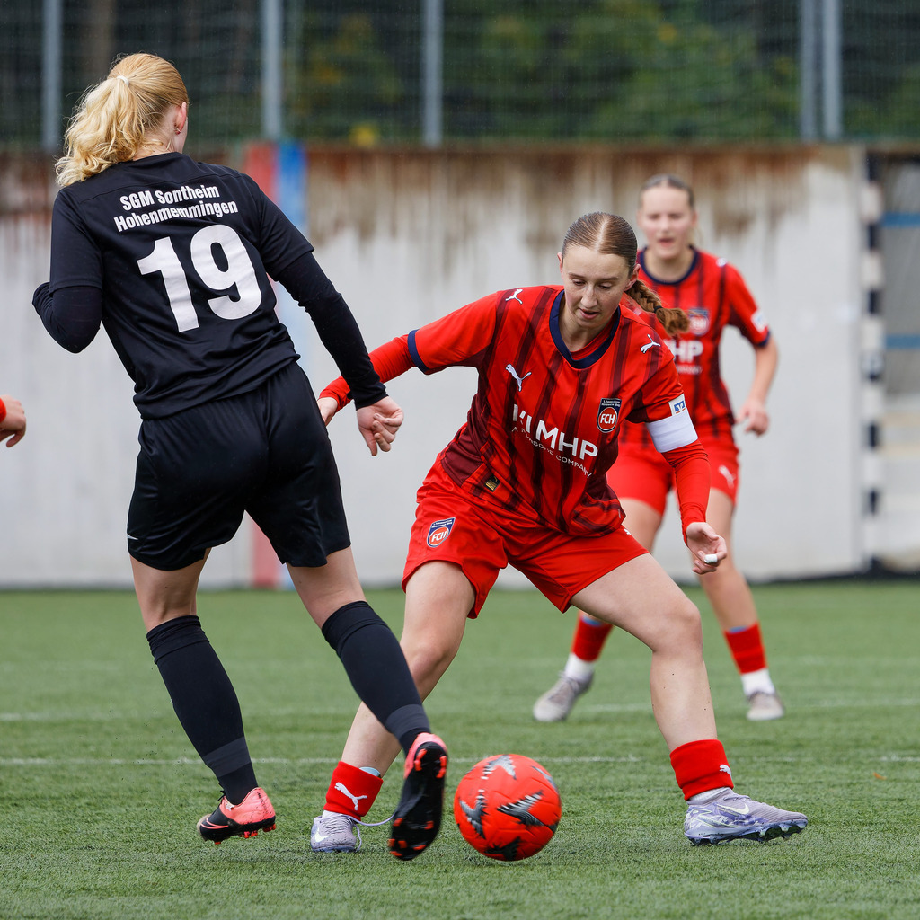 FCHHOH_251005_7044 | 1.FC Heidenheim 1846 II vs. SGM Hohenmemmingen/Sontheim, Fußball, Frauen, Bezirksliga, 2025/2026, 4. Spieltag, 05.10.2025 in Heidenheim, Kunstrasen b. Voith-Arena West(Foto: Michael Bulling) - Realisiert mit Pictrs.com