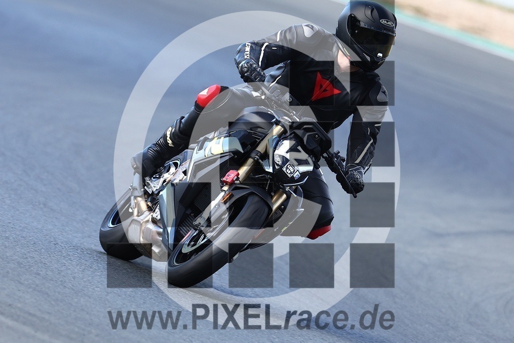 0127-20240914_04447 | Schöne Erinnerungen an spannende Momente - das festzuhalten ist unser Job. PIXELrace.de ist seit 2003 auf den Rennstrecken Europas unterwegs um die Action draußen beim Fahren und die wunderbare Stimmung imm Fahrerlager für euch einzufangen.