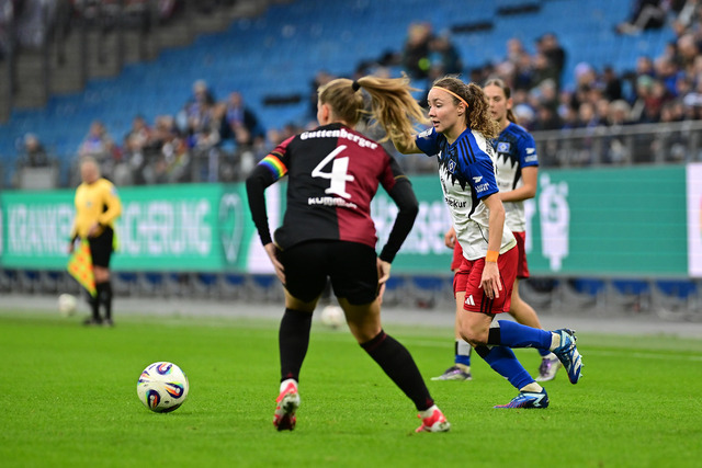 Fußball I Frauen I Saison 2025-2026 I Bundesliga I 10. Spieltag I Hamburger SV - 1. FC Nürnberg I 44959 | Luisa Guttenberger (4, 1. FC Nürnberg) Melanie Brunnthaler (11, Hamburger SV) - Realisiert mit Pictrs.com
