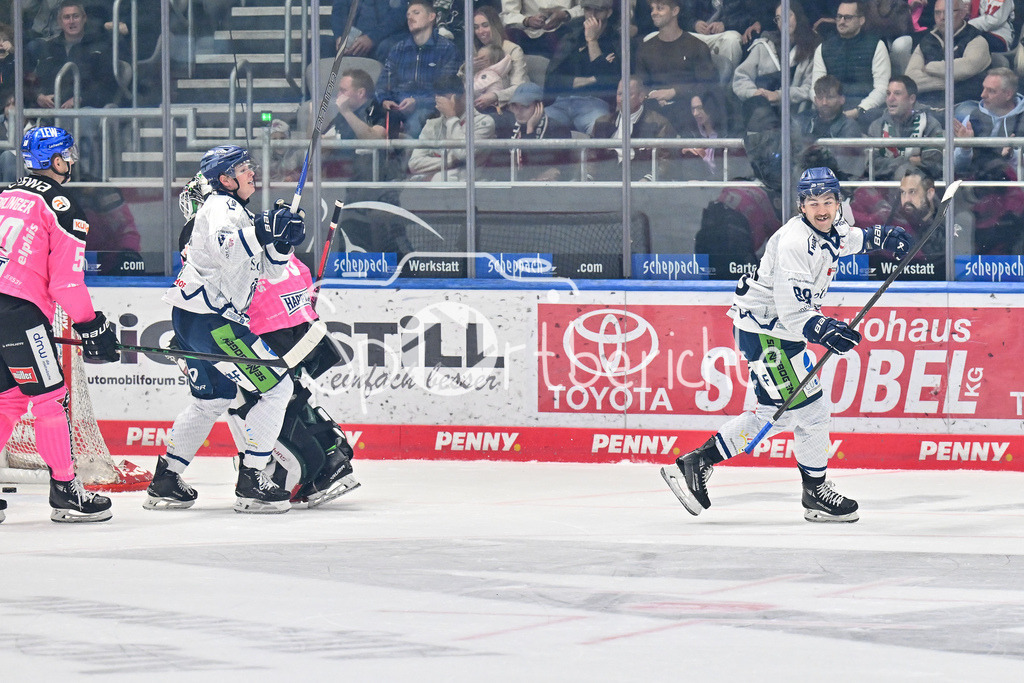 Augsburger Panther - Straubing Tigers | Jubel der Gaeste nach dem Treffer zum 0-2 durch Joshua SAMANSKI (Straubing Tigers #8) / Freude / happy / Tor / Torschuezte / DEL: Augsburger Panther - Straubing Tigers, Curt Frenzel Stadiom am 20.10.2024