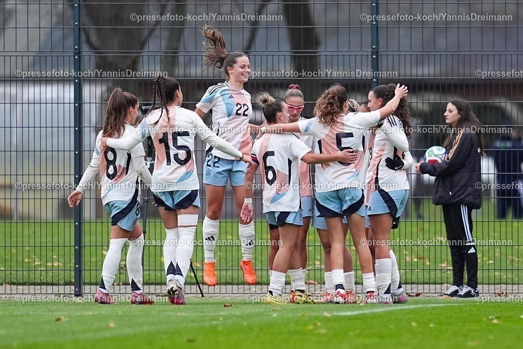 xYDRx02122501030 | 02.11.2025, xydrx, Fußball, Länderspiel, EM-Qualifikation U19-Frauen, Deutschland - Spanien, Sportschule Wedau: Torjubel nach dem Tor zum 3:0 für Spanien durch Torschütze Alba Cerrato (ESP #19) zusammen mit Celia Segura (ESP #9) und Elene Gurtubay (ESP #21) Silvi Cristobal (ESP #4) und Noa Jimenez (ESP #2) Ainoa Gomez (ESP #8) Nerea Carmona (ESP #15) Irune Dorado (ESP #6)DFB regulations prohibit any use of photographs as image sequences and or quasi-video.Photo: xYannisxDreimannxPressefotoKochx