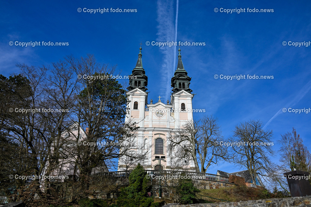 Poestlingberg_ Blick auf Linz im Nebel_ 26.02.2024-5 | 26.02.2024, Poestlingberg, AUT, Poestlingbergkirche, Wallfahrtsbasilika, Wahrzeichen, Linz, im Bild Poestlingberg, Kirche, Berg, Sonne, Himmel, Turm, Tuerme, Ausflugsziel