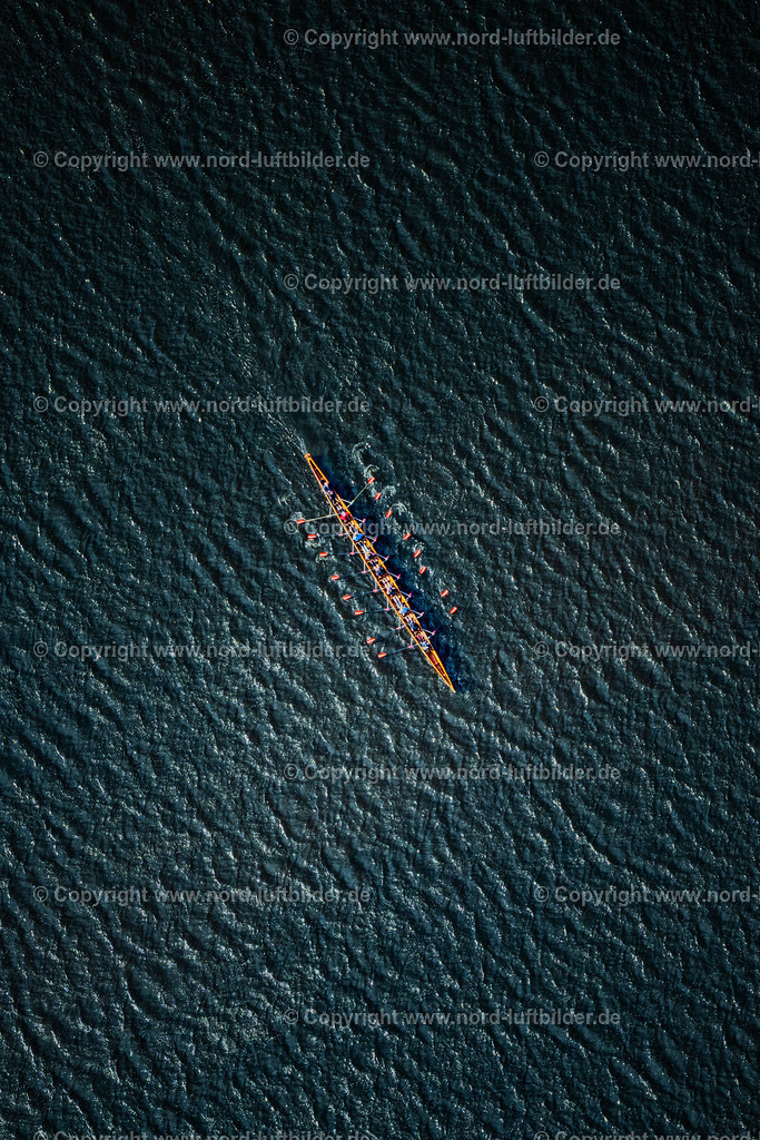 Hamburg_Alster_Ruder_Achter_Senkrechtaufnahme_ELS_2041240525 | HAMBURG 24.05.2025 Senkrecht- Luftbild aus der Satelliten- Perspektive vom Ruder Achter in Hamburg auf der Alster im Bundesland Hamburg, Deutschland. // Vertical aerial view from the satellite perspective of the rudder aft in Hamburg on the Alster in the state of Hamburg, Germany. Foto: Martin Elsen