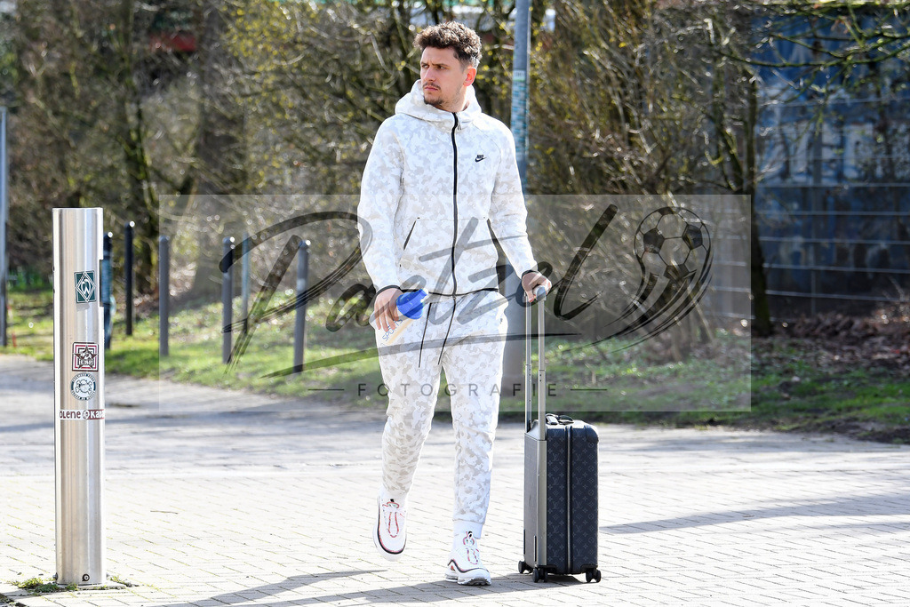 20200303_PKWBRE_0042 | Fussball, Herren: Milos Veljkovic (Werder Bremen) schaut auf dem Weg ins wohninvest Weserstadion am 03.03.2020 in Bremen, Deutschland. - Realisiert mit Pictrs.com