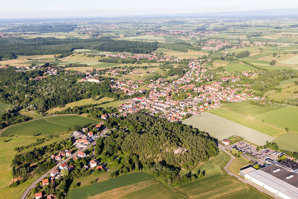Vue aérienne: Vue des rues et des maisons dans les zones résidentielles à Merkwiller-Pechelbronn dans le département Bas Rhin, France. Photo: IMG_100794.jpg prise le 08/06/2017 par Werner Riehm/FLY-FOTO.euRésolution de l'original: 5472 x 3648 px