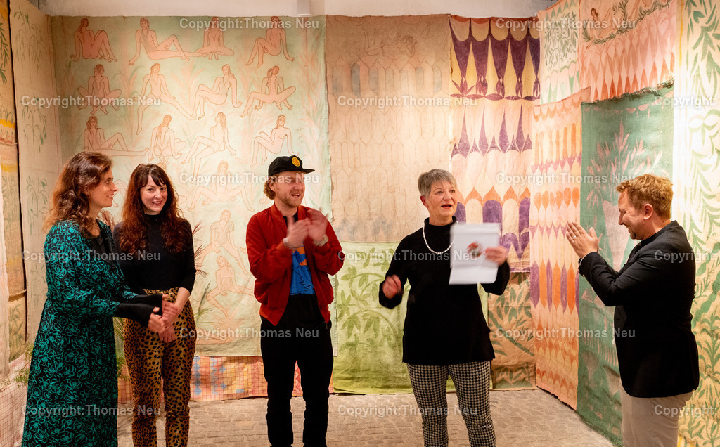DSC_7192 | bbe,Museum, "Mamma Mia Amore Mio" Ausstellung der drei befreundeten Künstler.innen (V.L. Inga Kerber (grünes Kleid) , Moritz Schleime und Corinna von Lebusa , es gab Künstlertalk mit Knickspiel, die von Christine Klein vorgetragen wurde, rechts Museumsleiter Dr. Christoph Breitwieser, ,, Bild: Thomas Neu
