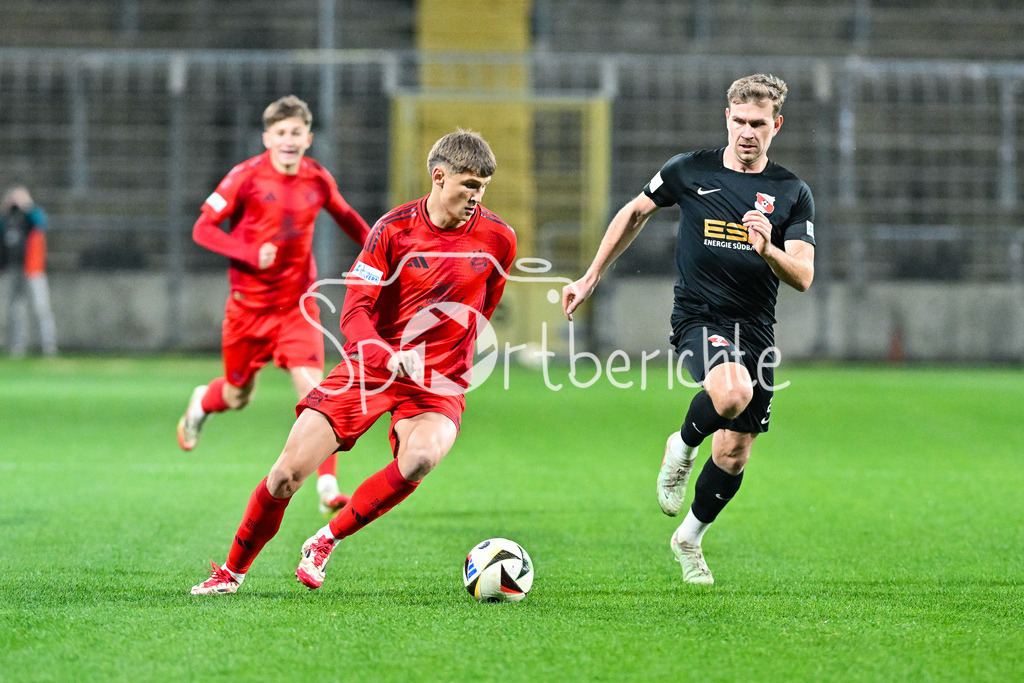 FC Bayern Amateure - SpVgg Hankofen-Hailing | im Duell Magnus DALPIAZ (FC Bayern München II #2) und Tobias LERMER (Hankofen 22) / Zweikampf / Regionalliga Bayern: FC Bayern Muenchen II - SpVgg Hankofen-Hailing, Gruenwalder Stadion am 28.03.2025
