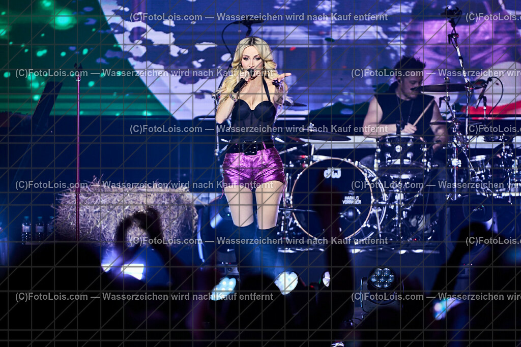 ALP2589_BergBauernTour-Konzert_Naschenweng Melissa | (C)FotoLois.com, Alois Spandl, BergBauernTour 2023 - Melissa Naschenweng, Tourstop in Wieselburg, Konzert im NV-Forum Wieselburg, Sa 8. April 2023.