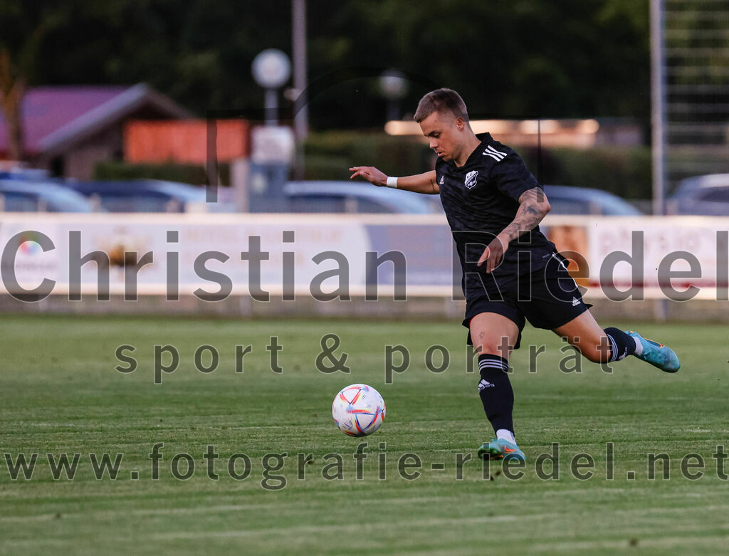 2023-07-20_062_FC_Finsing_gegen_TSV_Wartenberg | Finsing, Deutschland, 20.07.2023:
Fußball, Kreisliga 2023 / 2024, Testspiel, FC Finsing gegen TSV Wartenberg, Endergebnis: 1:0

Philipp Tholl (FC Finsing, #4)

Foto: Christian Riedel / fotografie-riedel.net