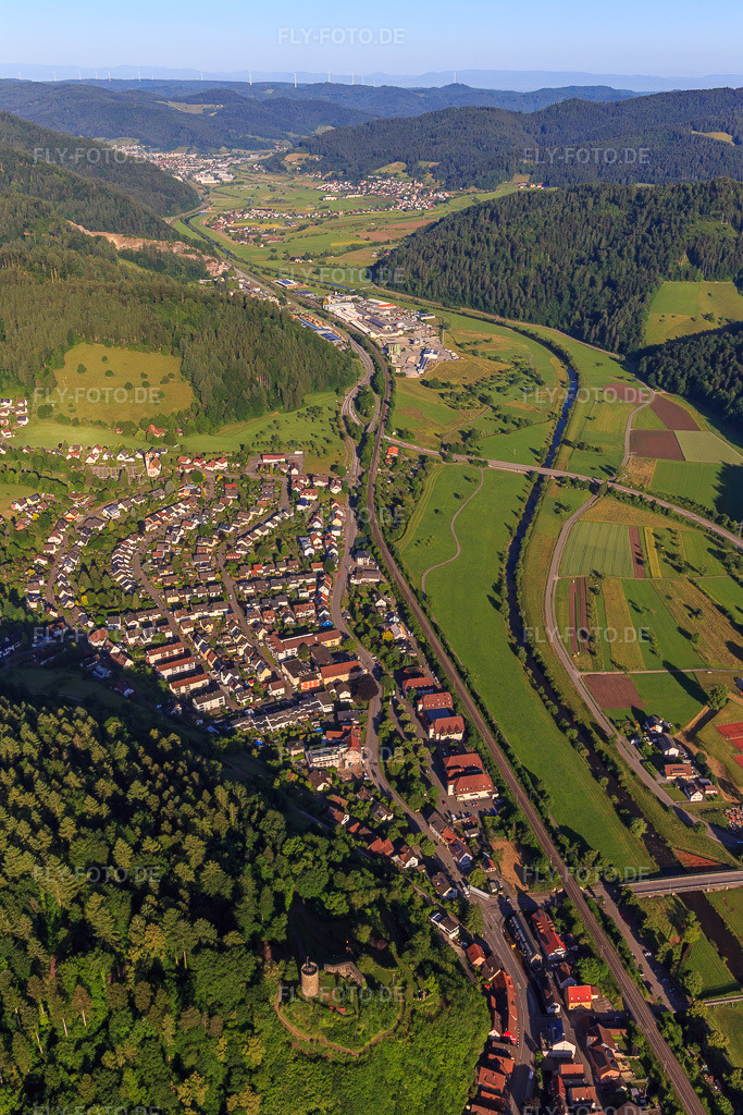 Luftbild: Ortsansicht aus Nordosten in Hausach im Bundesland Baden-Württemberg in Deutschland. Foto: IMG_147679.jpg vom 30.05.2025 durch Werner Riehm/FLY-FOTO.de