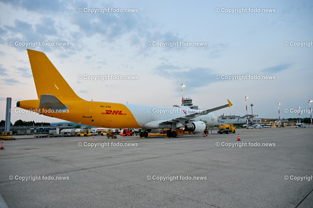 DHL Hoersching_ Warehouse_ Pakete_ Flugzeugbeladung_ 26.06.2023-71 | 26.06.2023, Linz Hoersching, AUT, DHL Hoersching, Warehouse, Flugzeugbeladung Pakete, im Bild Frachtflugzeug wird mit Frachtcontainer beladen