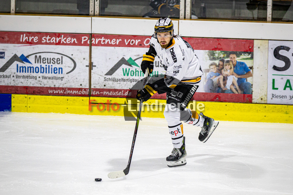 EC Peiting vs EV Füssen | Eishockey Oberliga Süd Vorrunde 2024/2025, EC Peiting vs EV Füssen, 20241002,Anton ZIMMER (EVF 71) in Aktion, Freisteller,2024-10-02 in Peiting (Eisstadion)Anton ZIMMER (EVF 71)Copyright: WolfgangxLindner foto-lindner.de