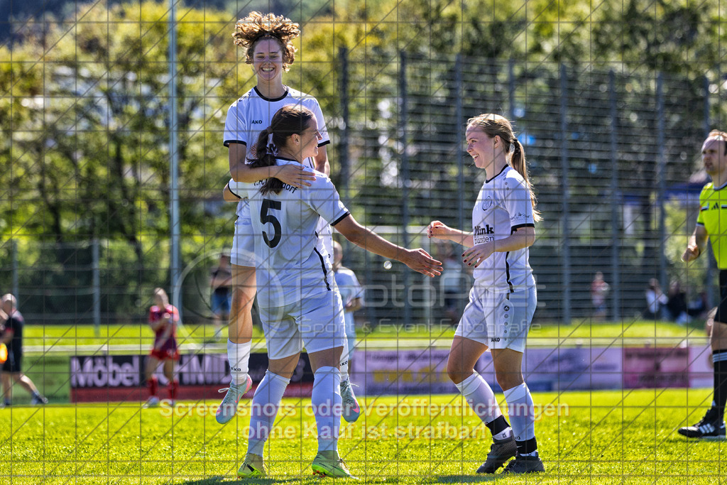 20260906_122743_0268-Bearbeitet_(c)_by_PhotoPeet | Jubel zum 2:01.FC Donzdorf (weiß) vs. 1.FC Heidenheim 1846 (rot), Fußball, Frauen-Verbandspokal Gruppe 2, 2. Runde, Saison 2026/2027, Rasenplatz Lautertal Stadion, Süßener Straße 16, 73072 Donzdorf, 06.09.2026 - 11:00 Uhr,Foto: PhotoPeet / Sport- &amp; Eventfotografie / Peter Harich