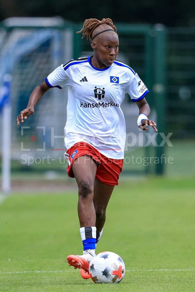 Fussball, Testspiel Frauen, Hamburger SV - Odense BK | Magou Doucoure (Hamburger SV, HSV, 2) am Ball, Freisteller, Einzelbild, Ganzkörper, Aktion, Action, Spielszene