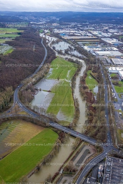 Hagen231201537Lenne2-topaz | Luftbild vom Weihnachtshochwasser 2023, Fluss Lenne mit Lennebrücke Verbandsstraße, tritt über die Ufer, Überschwemmungsgebiet zwischen Verbandsstraße und Buschmühlenstraße, Fernsicht und hinten Autobahn A45 mit Talbrücke Lennetal, Renaturierung, Boele, Hagen, Ruhrgebiet, Nordrhein-Westfalen, Deutschland