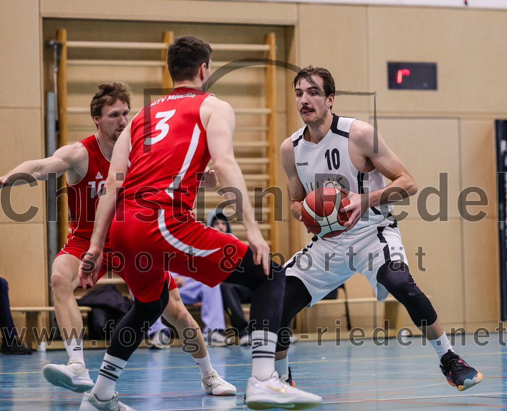 2025-12-06_050_TSV_Vaterstetten_gegen_MTV_1879_Muenchen | Vaterstetten, Deutschland, 06.12.2025:Basketball, 2. Regionalliga Süd 2025 / 2026, 9. Spieltag, TSV Vaterstetten gegen MTV 1879 München, Endergebnis: 58:83Felix Sebastian Fraas (MTV 1879 München, #10), Julius Christoph Haag (MTV 1879 München, #3), Finn Liebig (TSV Vaterstetten, #10)Foto: Christian Riedel / fotografie-riedel.net