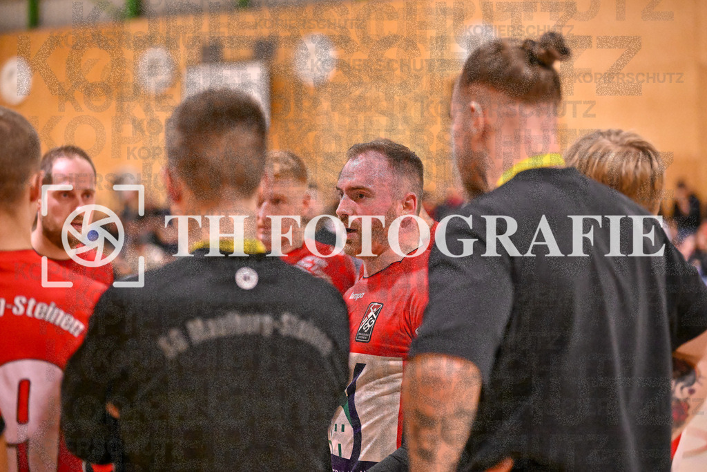 GER, SG Maulburg/Steinen - HSG Dreiland, Handball, Landesliga Suedbaden, 4. Spieltag, Saison 2024/2025, 12.10.2024 | Andre Leuchtmann (SG Maulburg/Steinen, #13) im Kreis seiner Spieler mit Ansage.GER, SG Maulburg/Steinen - HSG Dreiland, Handball, Landesliga Suedbaden, 4. Spieltag, Saison 2024/2025, 12.10.2024Foto: TH Fotografie/Thomas Hess