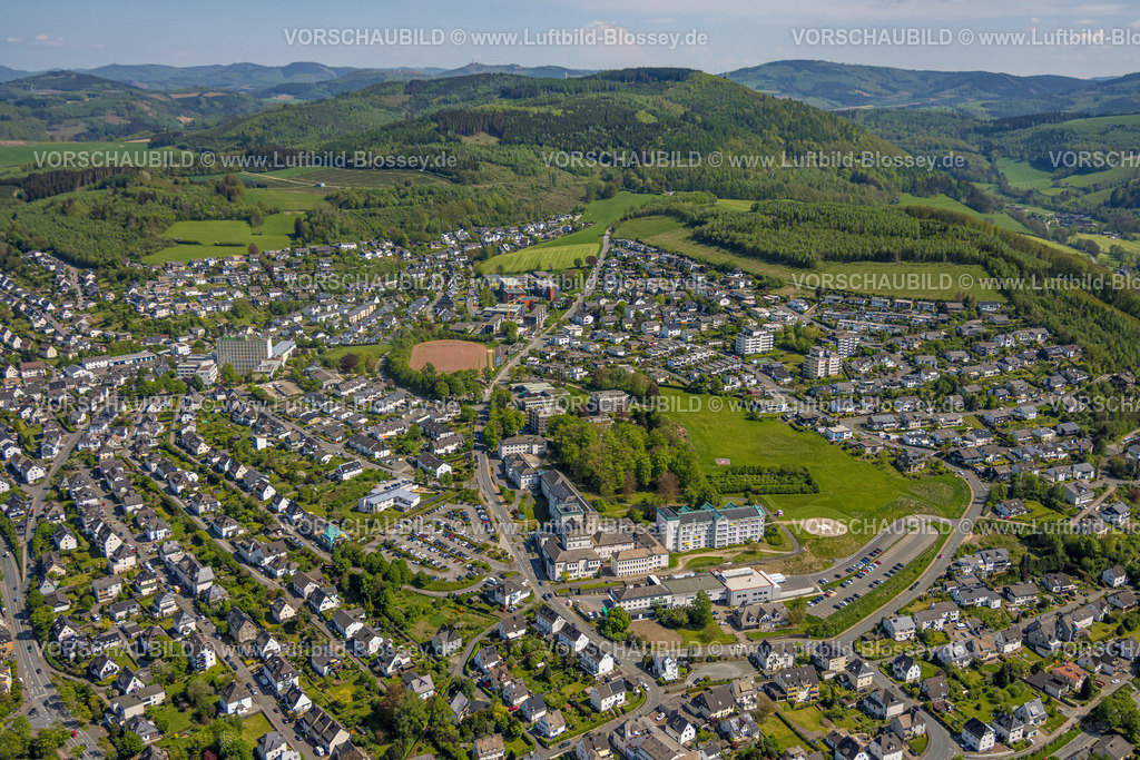 Meschede240505929 | Luftbild, St. Walburga-Krankenhaus mit Hubschrauberlandeplatz, Ortsansicht Waldgebiet Hügellandschaft und Wohngebiet Walburgastraße, Meschede-Stadt, Meschede, Sauerland, Nordrhein-Westfalen, Deutschland