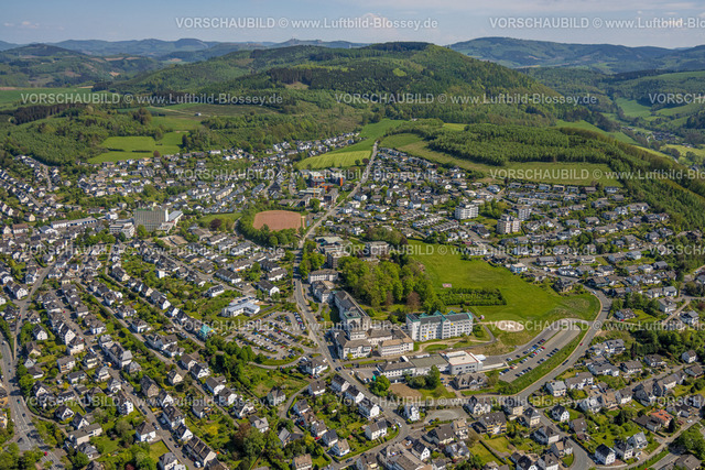 Meschede240505929 | Luftbild, St. Walburga-Krankenhaus mit Hubschrauberlandeplatz, Ortsansicht Waldgebiet Hügellandschaft und Wohngebiet Walburgastraße, Meschede-Stadt, Meschede, Sauerland, Nordrhein-Westfalen, Deutschland