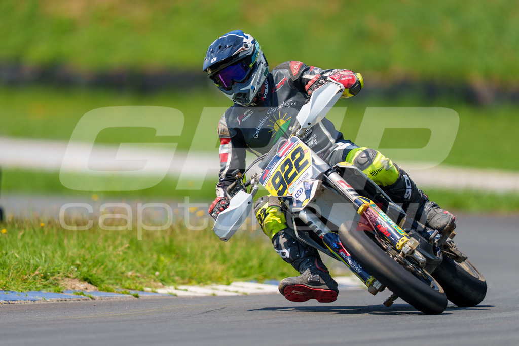 G-Cup + Supermoto Staatsmeisterschaft + Hungarian Supermoto Championship | GRIPcapture steht für authentische Sportfotografie in Österreich – für Momente, die mehr sind als Geschwindigkeit oder Ergebnis. Es geht um Emotion, Spannung, Fokus und den Augenblick, der oft nur einen Wimpernschlag dauert.Ob Motorsport, Teamsport oder 
