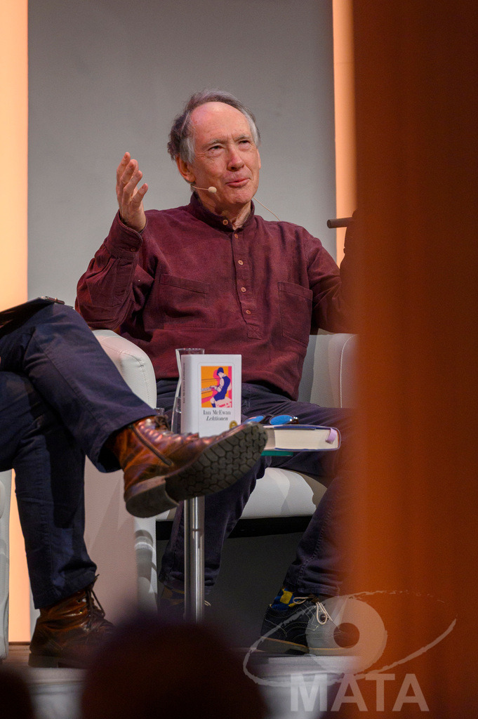 _DWA4921 | Ian McEwan bei der lit.Cologne 2023 Veranstaltung 'Ian McEwan. Ein Jahrhundertschriftsteller gibt Auskunft' in der Flora Köln.. Köln, 07.03.2023 - Realisiert mit Pictrs.com
