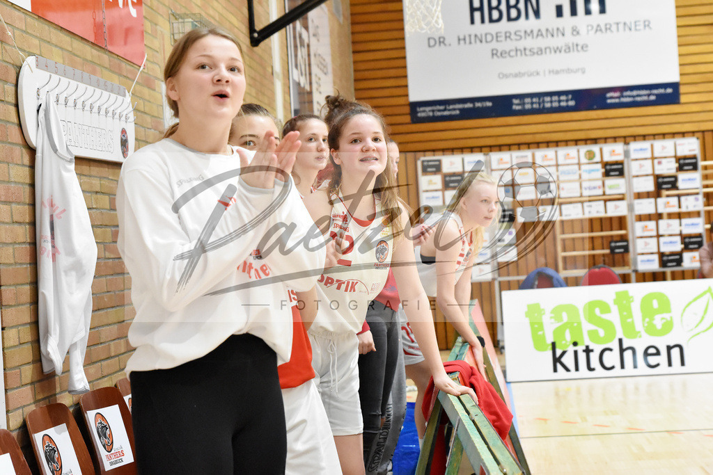 20200126_OSCTGN_0061 | Basketball, Juniorinnen: Pia Sprehe (OSC Junior Panthers) schaut beim Spiel der WNBL zwischen OSC Junior Panthers vs. TG Neuss Junior Tigers am 26.01.2020 im Panthers Dome in Osnabrück, Deutschland.(Foto von Nico Paetzel) - Realisiert mit Pictrs.com