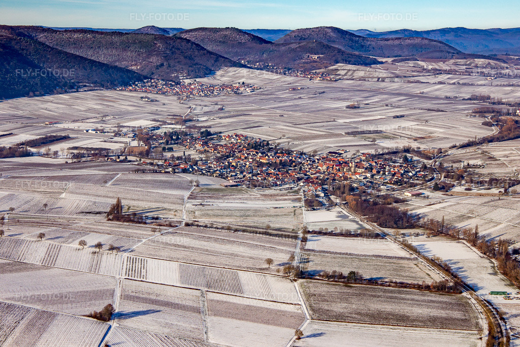 Luftbild: Ortsansicht von Südosten bei Winter im Schnee in Göcklingen im Bundesland Rheinland-Pfalz in Deutschland. Foto: IMG_139804.jpg vom 20.01.2024 durch Werner Riehm/FLY-FOTO.de