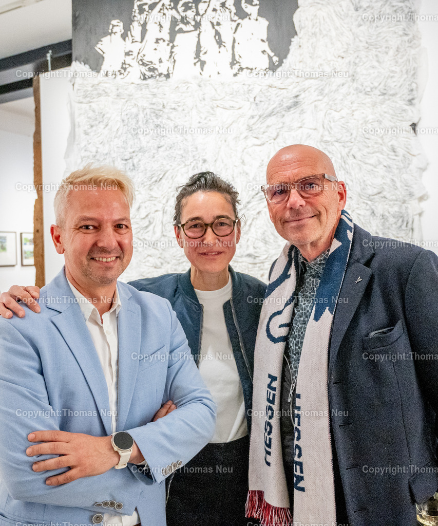 Museum-Bensheim-Ausstellung-Tipping-Points-Fotografie-Thomas-Neu-73 | bbe, Museum bensheim, Das Ausstellungsprojekt Tipping Points -Studierende der Hochschule für Gestaltung Offenbach ,,Das Projekt wurde im Lehrgebiet Zeichnung (Nadine Fecht) initiiert und in Kooperation mit dem Museum Bensheim sowie lehrgebietsübergreifend mit dem Kommunikationsdesign realisiert., hier mit Museumsleiter Dr. Jan Christoph Breitwieser (links) und Professor Bernd Kracke, , .,Bild: THomas Neu