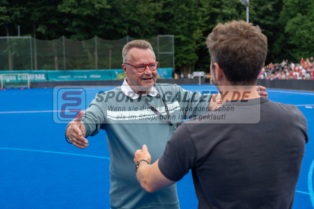 Final4_20250601-1518-HK108766 | Krefeld, Deutschland, 01.06.2025:  Feldhockey Final4 2025 – „Deutsche Feldhockey-Meisterschaften 2025“ Crefelder HTC - Rot-Weiss Köln (Finale Herren) im Gerd-Wellen-Hockeyanlage am 01.06.2025 in Krefeld, Deutschland. (Foto von Kramhöller/Fehrmann/Kaste)Krefeld, Germany, 01.06.2025: Feldhockey Final4 2025 – „Deutsche Feldhockey-Meisterschaften 2025“ Harvestehuder HTC - Düsseldorfer HC (Finale Damen) in Gerd-Wellen-Hockeyanlage at 01.06.2025 in Krefeld, Deutschland. (Foto from Kramhöller/Fehrmann/Kaste)
