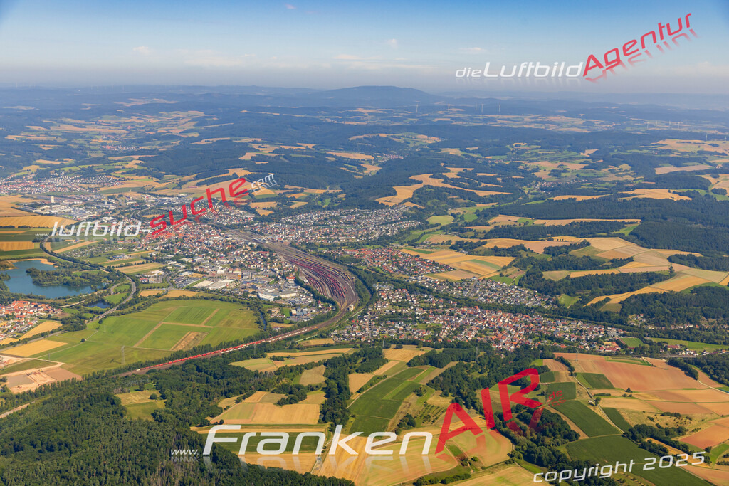 Neue Luftbildaufnahme der Stadt Bebra - Das Luftbild wurde 2025 vom UL-Flugzeug heraus erstellt ( keine Drohnenaufnahme ) - Hochauflösende Luftaufnahme - für Wandbilder und großformatige Ausdrucke geeignet. Das besondere Geschenk!Hier alle&nbsp;Infos zur Lizenzierung der LuftaufnahmeWir fliegen auch dieses Jahr wieder in Ihre Region um Luftbilder zu erstellen.- Luftbild anfragen
