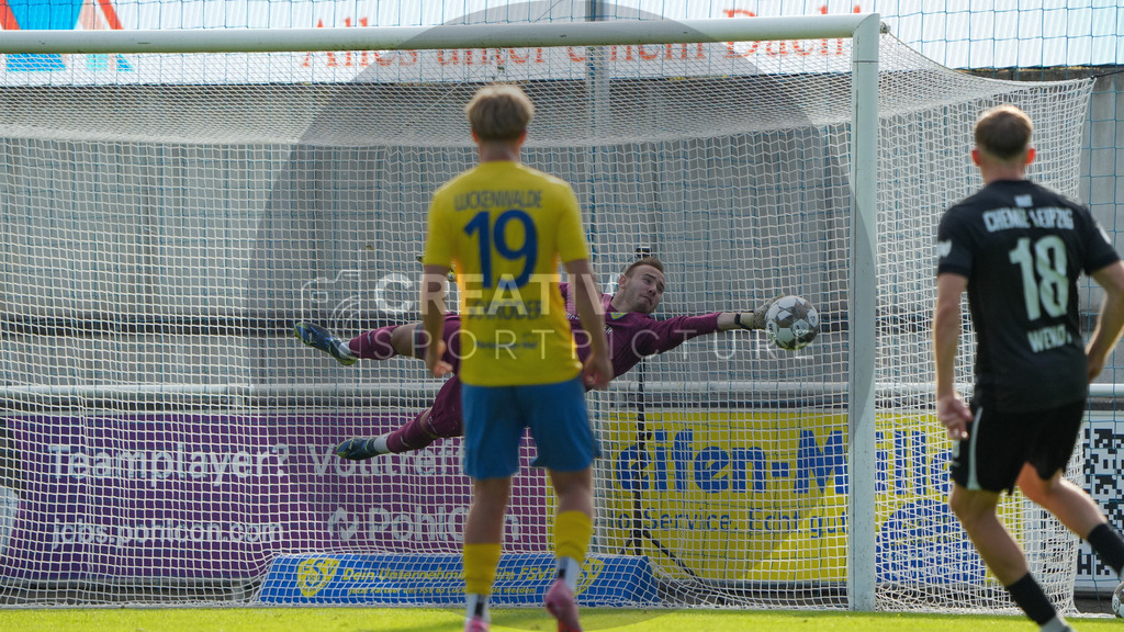 Fußball, Herren, Saison 2025/2026, Regionalliga Nordost, 10. Spieltag, FSV 63 Luckenwalde vs. BSG Chemie Leipzig, Samstag 27.09.2025, Werner-Seelenbinder-Stadion Luckenwalde, | Fußball, Herren, Saison 2025/2026, Regionalliga Nordost, 10. Spieltag, FSV 63 Luckenwalde vs. BSG Chemie Leipzig, Samstag 27.09.2025, Werner-Seelenbinder-Stadion Luckenwalde, Im Bild: Parada von FSV-Torhüter Florian Palmowski - Realisiert mit Pictrs.com